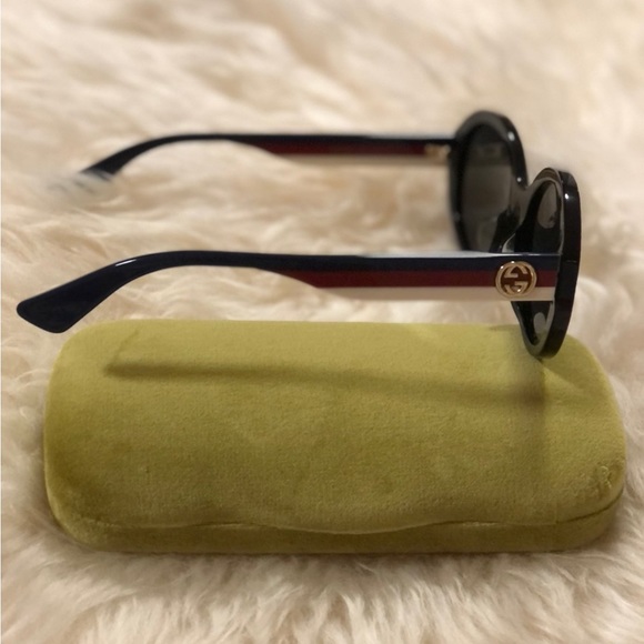 Gucci Women's Sunglasses. - Picture 5 of 8